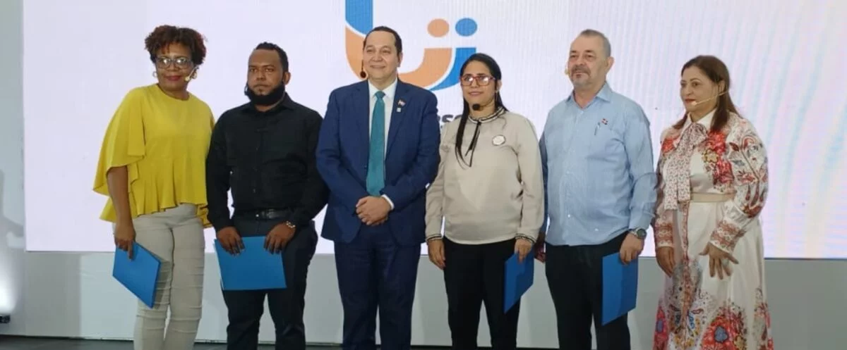 Jesús Andújar y Yanile Valenzuela   junto a una parte de los ponentes en coloquio dentro del 15.o  Congreso de Ideice.  .
