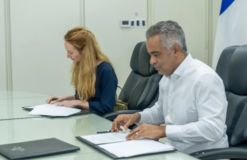 Joel Santos, director del MEM  y  Virginie Díaz,  de la AFD .