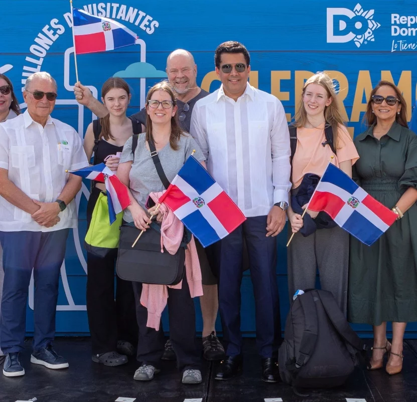 Frank Rainieri entregó obsequio al canadiense y su familia.