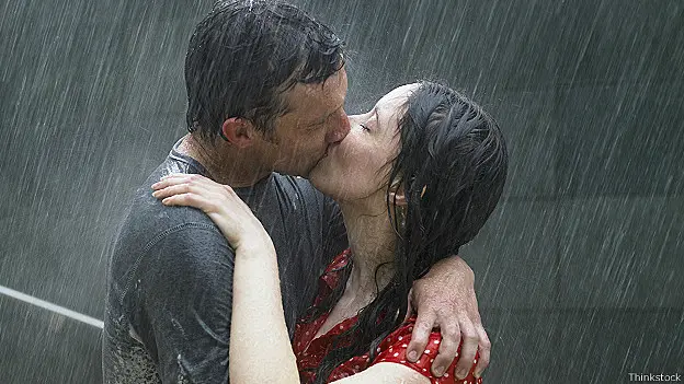 Los científicos pidieron a las parejas que se besaran durante diez segundos.
