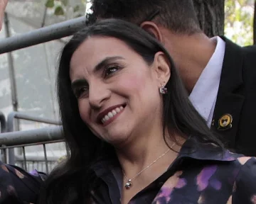 La vicepresidenta  Verónica Abad recibe disculpas.
