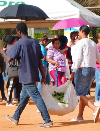 Residentes acuden a la feria del Inespre.
