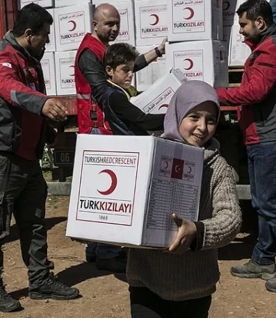 Los ciudadanos sirios reciben ayuda desde Turquía.