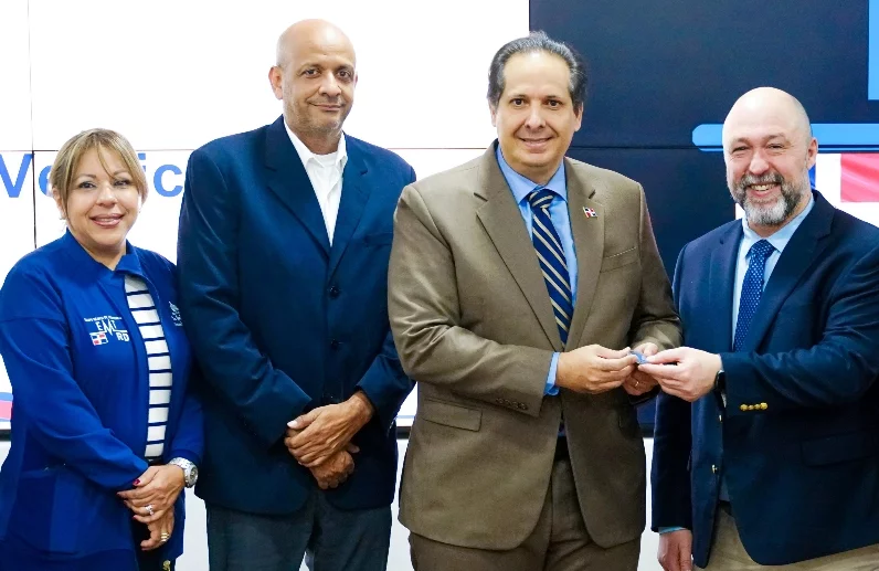 Ministro Víctor Atallah recibió el reconocimiento.