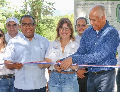 Corte de la cinta inaugural.