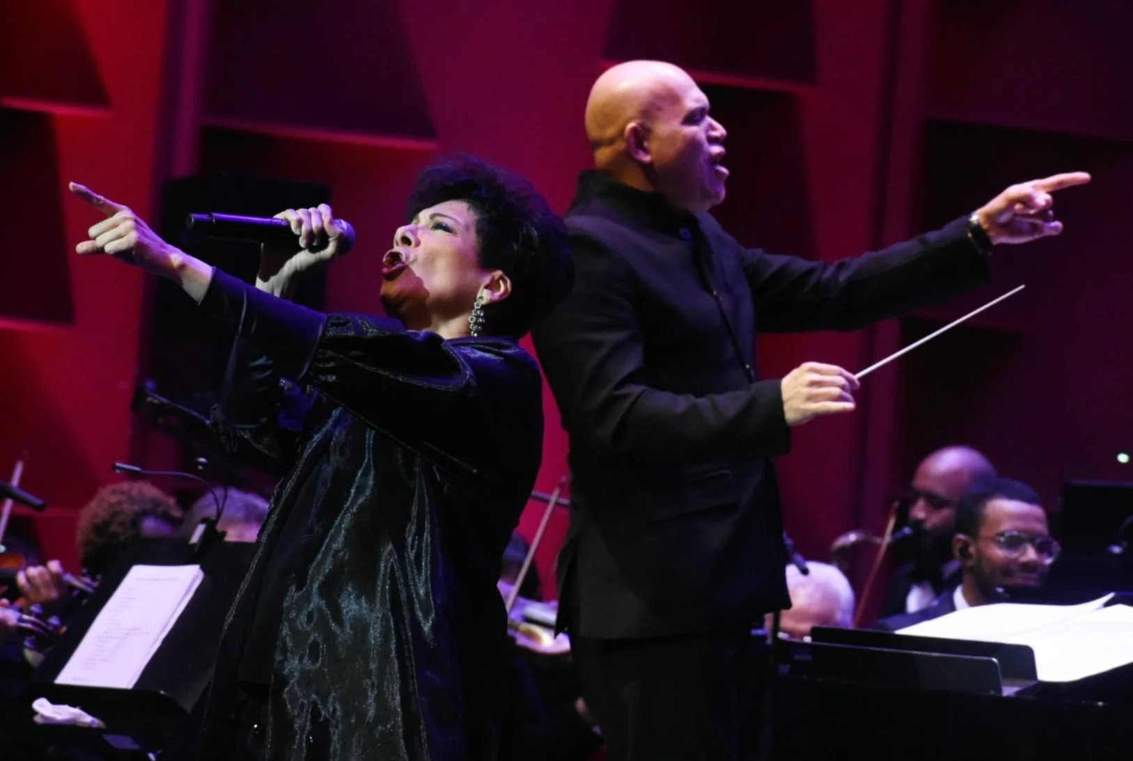 Sophy Hernández mientras interpretaba una de sus canciones.