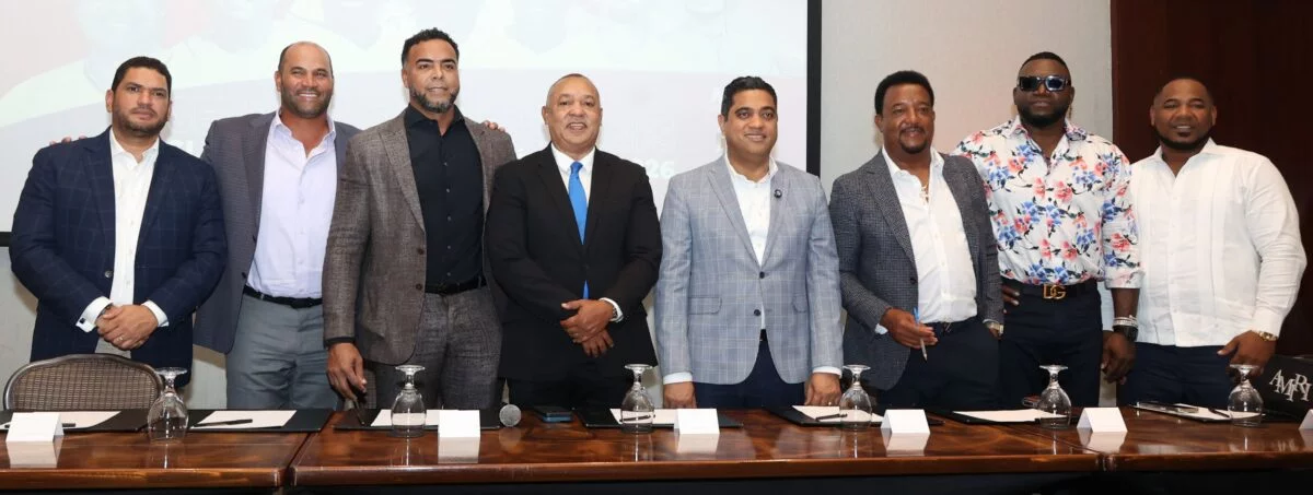 Desde la izquierda, Miguel Medina, Albert Pujols, Nelson Cruz, Juan Núñez  Nepomuceno, Kelvin Cruz, Pedro Martínez, David Ortiz y Edwin Encarnación  .  Alberto Calvo