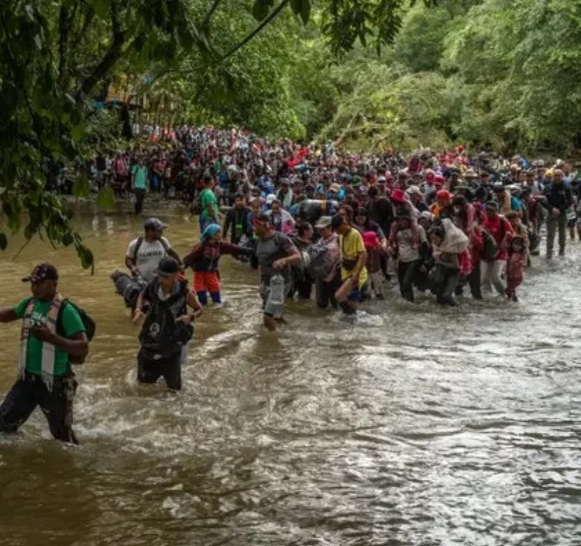 Ecuatorianos migrantes cruzan ríos y la selva del Darién.