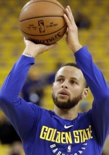 Stephen Curry batalla con lesión en rodillas..  Ap