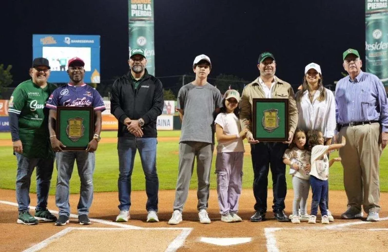 José Rodríguez recibe  placa de directiva Estrellas. externa