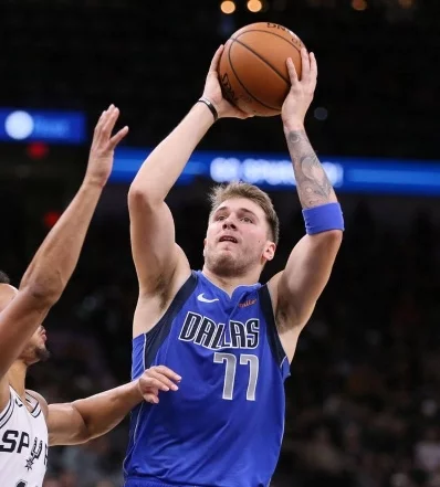 Luka Doncic abandonó juego por lesión en pantorrilla.