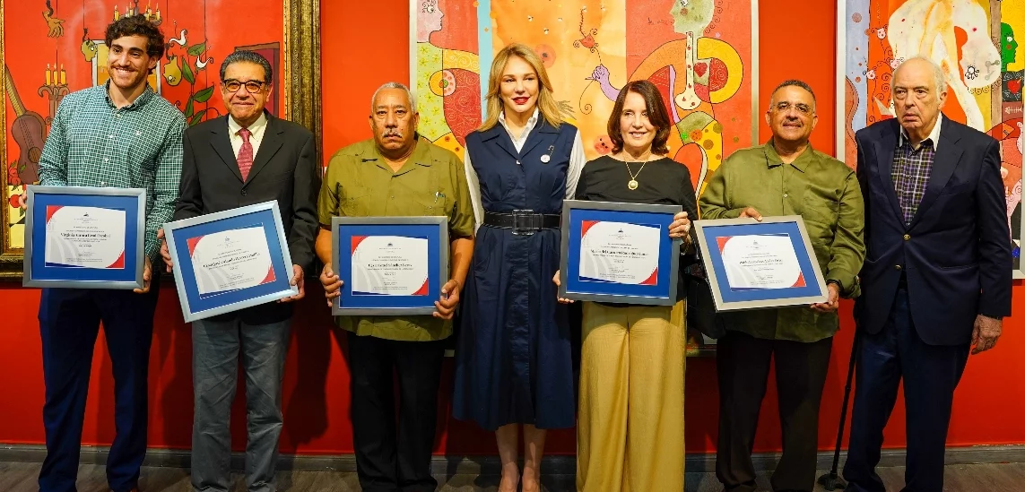 Milagros Germán entrega los certificados a los ganadores.