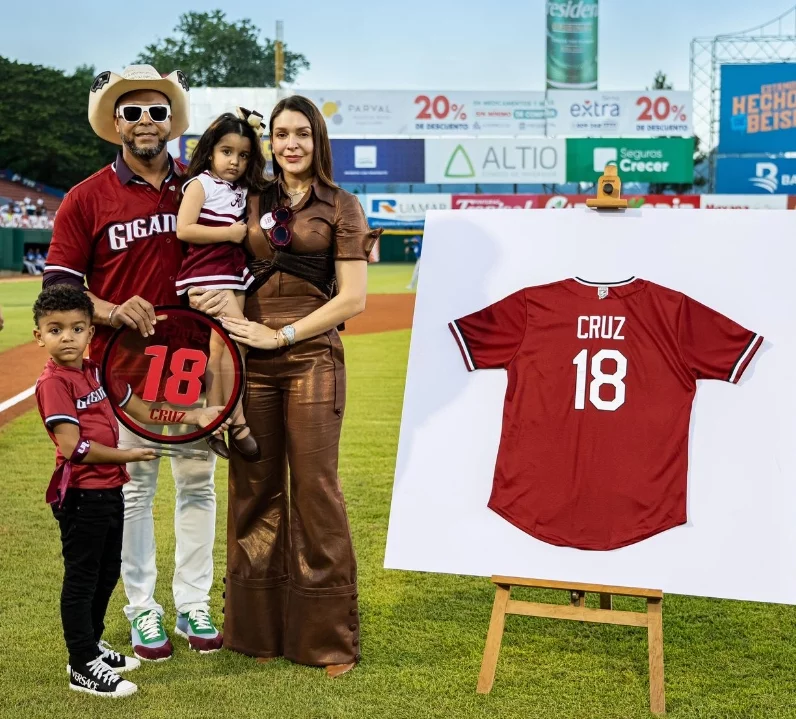 Nelson Cruz junto a su familia tras el retiro de su número.