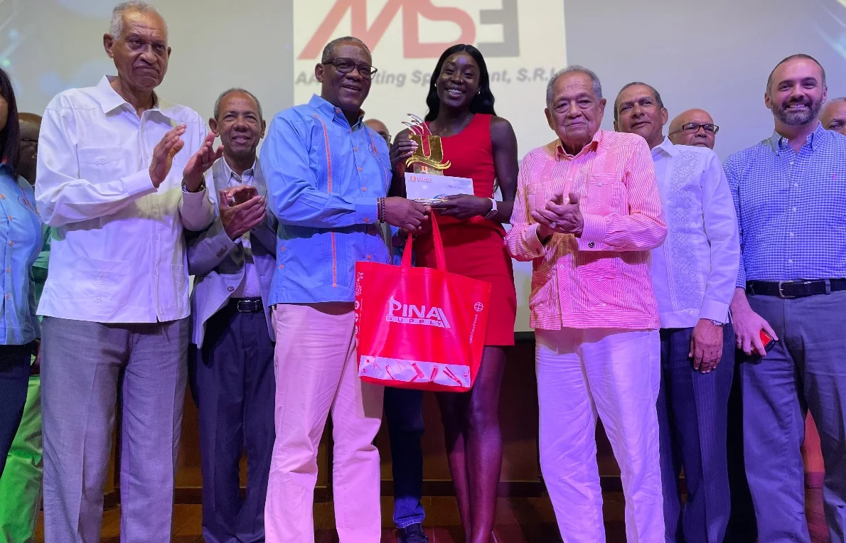 Marisabel Senyu premiada por  Amós  Anglada  durante la  ceremonia.  fuente externa