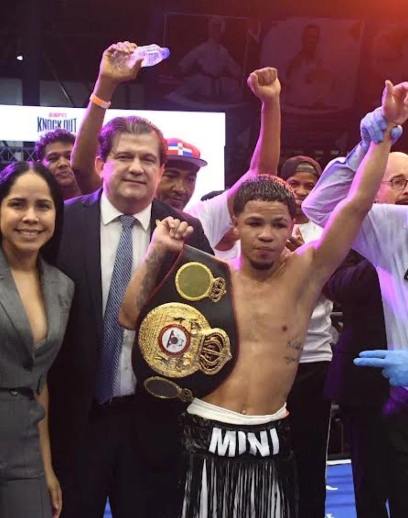 Mini Pacman Rosa,tras el triunfo ante el azteca  Nieder Valdez.