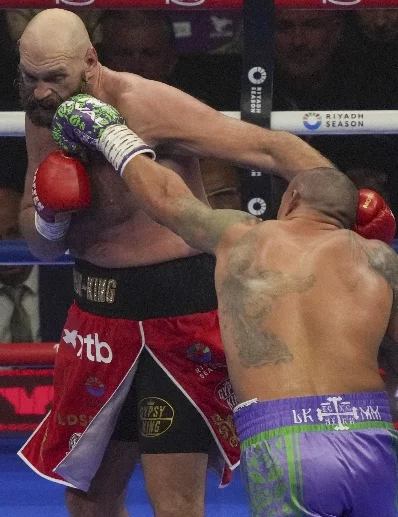 Oleksandr Usyk, conecta una izquierd al rostro de Fury.