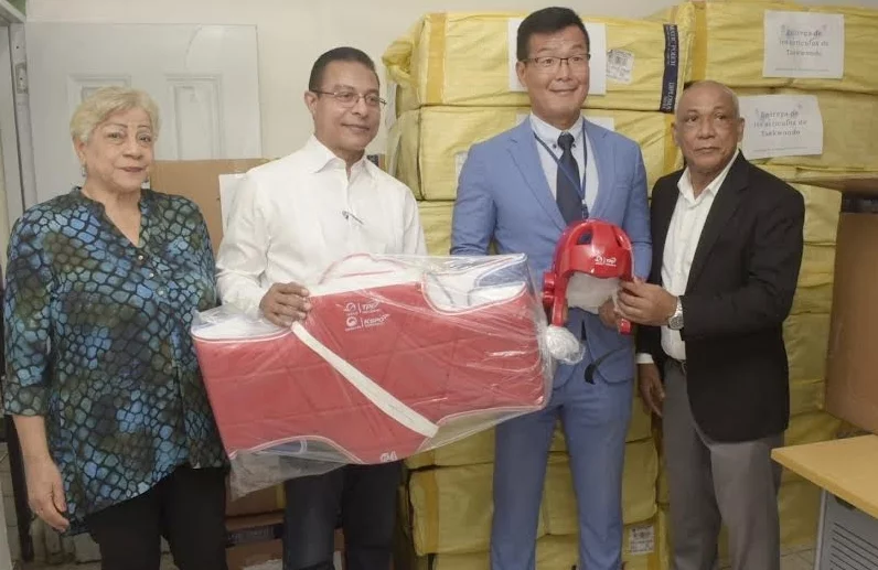 IL Suk Son, de la embajada de  Corea, entrega la utilería.