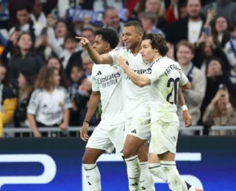 Jugadores del Real Madrid celebran tras victoria.