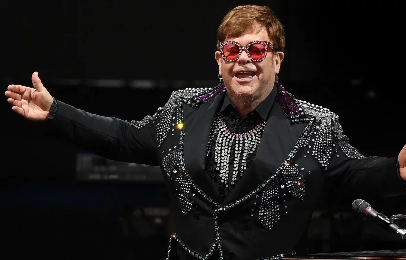 Elton John es uno de los artistas  más exitosos.