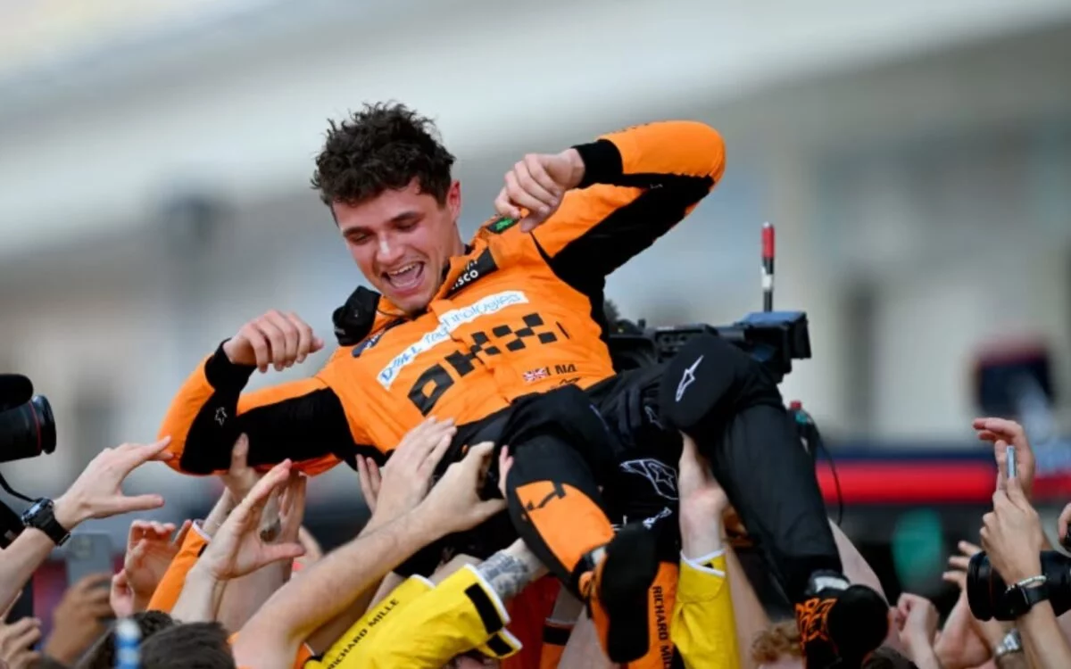 Lando Norris y equipo McLaren celebran   primer lugar en  Abu Dhabi y la corona  de constructores este año.   fuente     externa