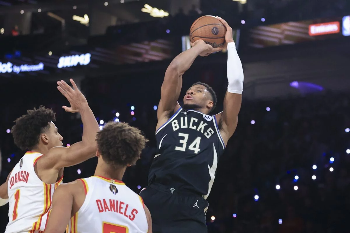 Hawks Bucks Basketball