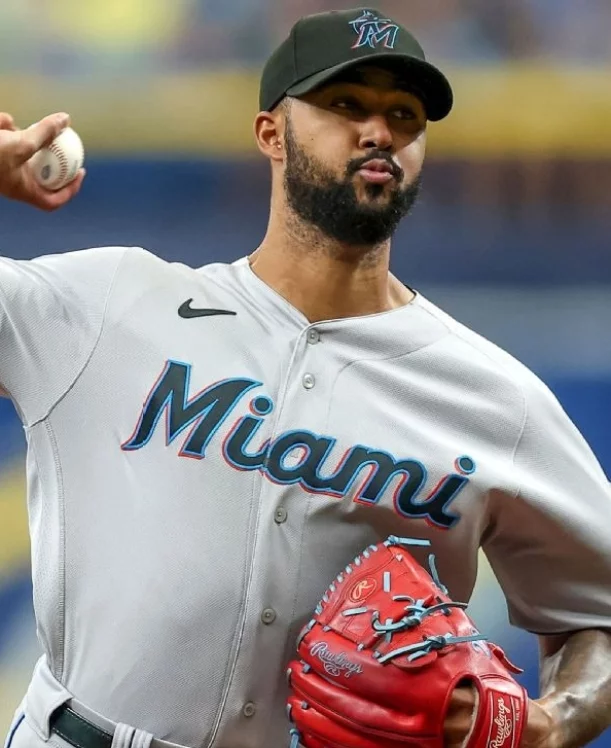 Los lanzadores dominicanos Sandy Alcántara y Félix Bautista no lanzaron en el 2024.   Ap