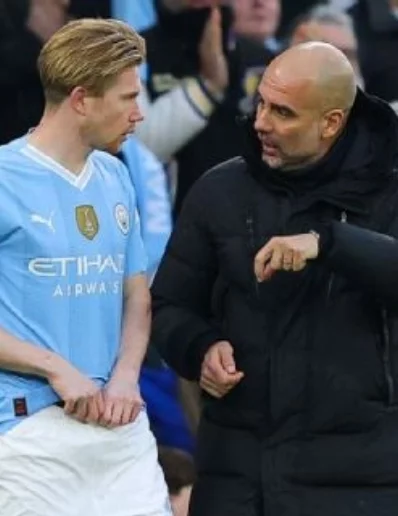 Pep Guardiola junto al jugador Kevin De Bruyne