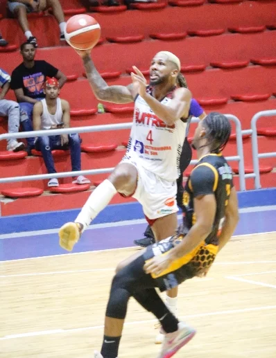 Yeison Colomé  brilló en la ofensiva de Buitres. externa