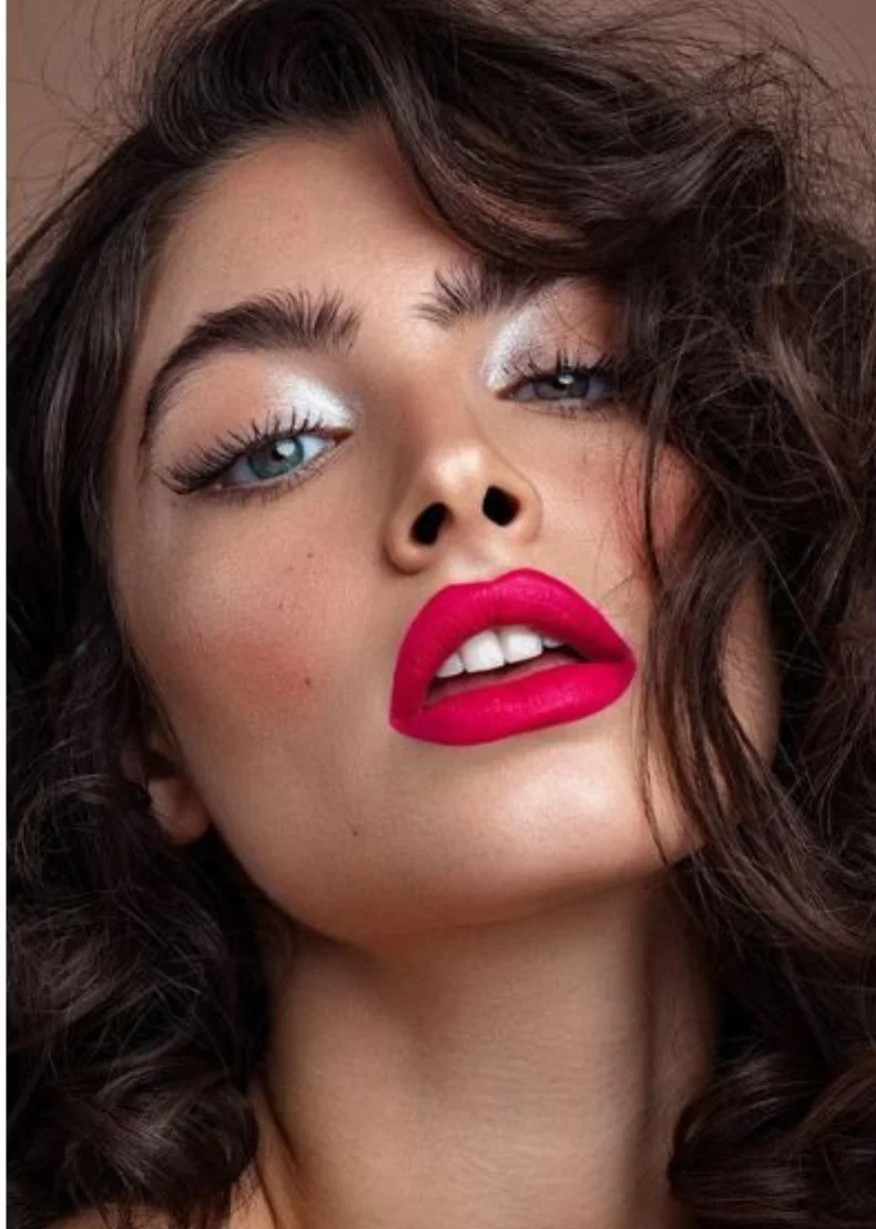 Tomando en cuenta que el maquillaje siempre elevará   look, uso de  un labial rojo y  las ondas son el peinado estrella.