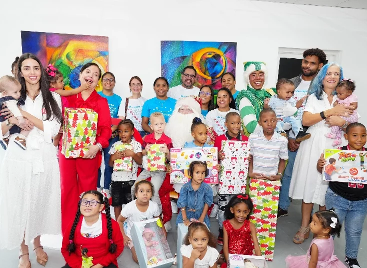 El equipo del voluntariado junto a los niños.