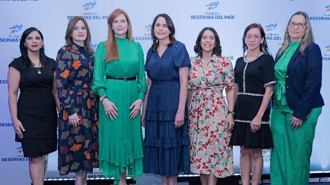 Elizabeth Suero, Marielle Saint, María Isabel Pérez, Carol Alonso, Mally de Jesús, Mariela Pérez y Deybid Abreu.