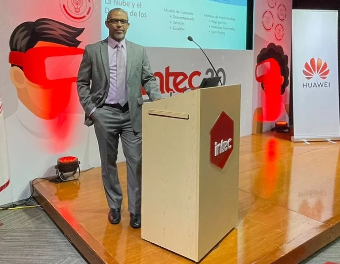 El ingeniero Rafael Vargas, luego de dictar la conferencia.