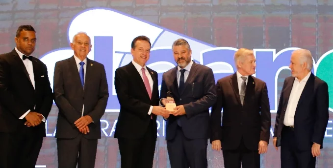 Ejecutivos reciben el reconocimiento.