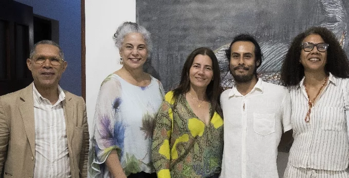 Representantes del centro cultural, durante la exposición.