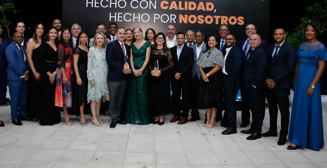 Colaboradores de la empresa, luego de recibir el premio.