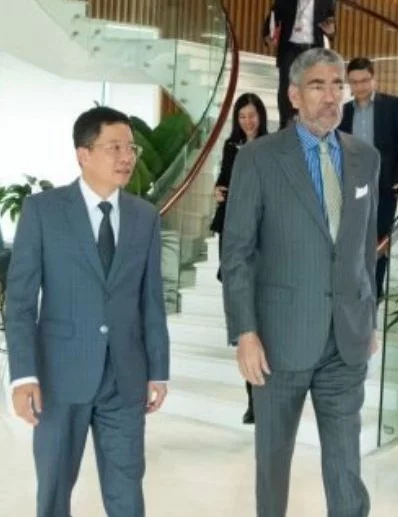 Miguel Mejía  compañado del vicepresidente de la empresa de   Vietnam, Dao Xuan Vu.
