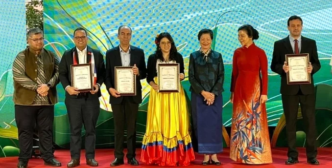 El embajador Jaime Francisco Rodríguez  recibió un reconocimiento.