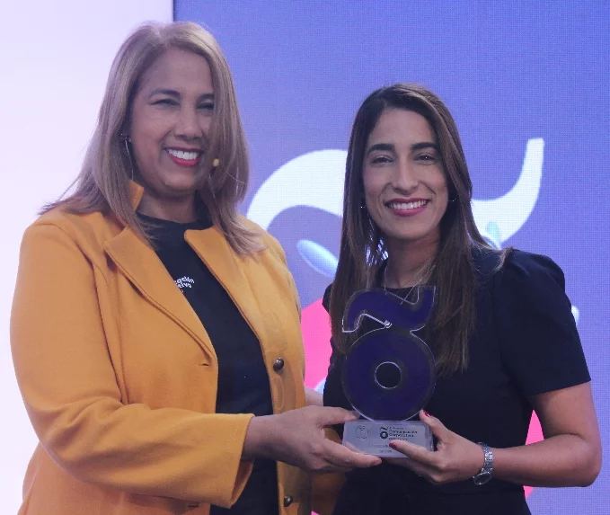 Ejecutiva de la empresa mientras recibe la distinción.