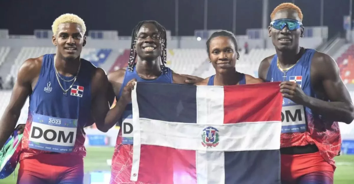 Desde la izquierda, Alexander Ogando, Fiordaliza Cofil, Anabel Medina y  Lidio Andrés Féliz,  ganadores de la medalla de oro en la final  de relevo 4×400 mixtos  de los Juegos Centroamericanos y del Caribe de San Salvador 2023.