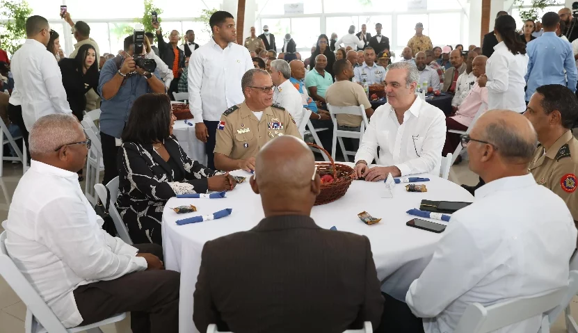 Momento en que Presidente  comparte en almuerzo.Momento en que Presidente  comparte en almuerzo.