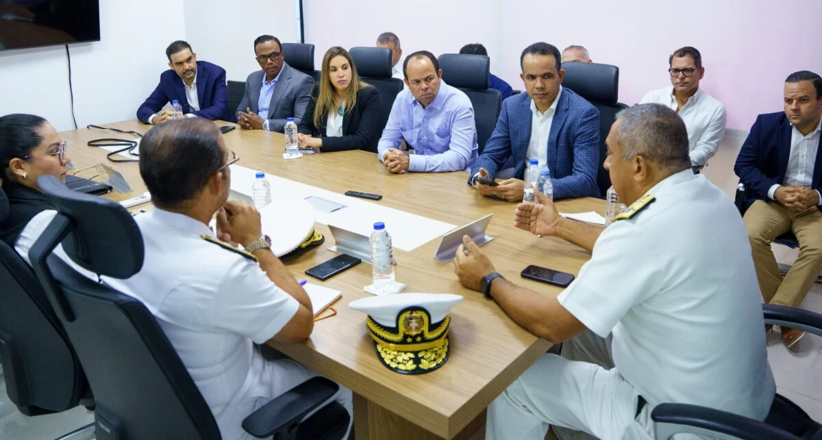 Los  representantes estuvieron reunidos con Migración.