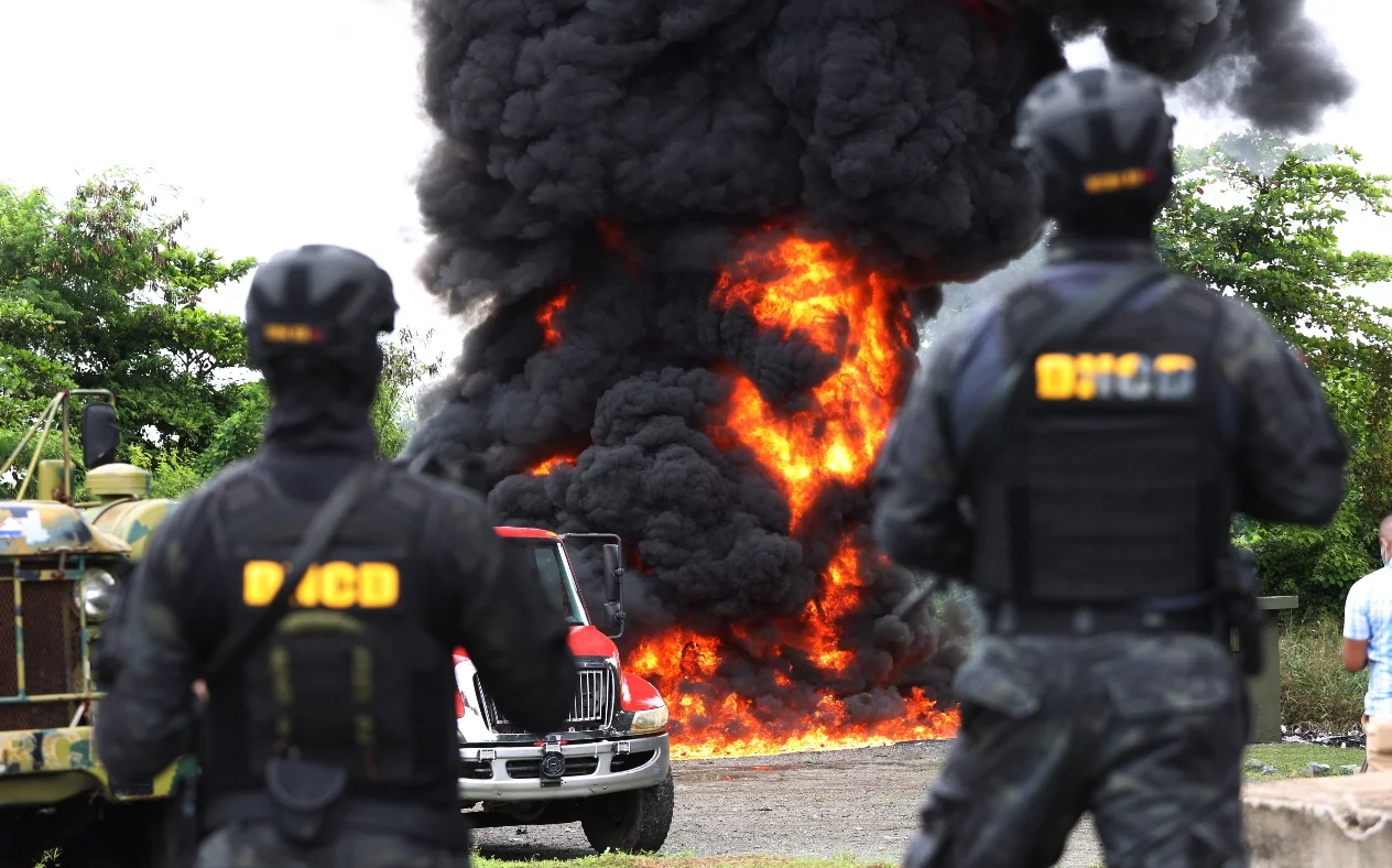 El colosal alijo de cocaína fue incinerado días después de su ocupación.  Elieser Tapia