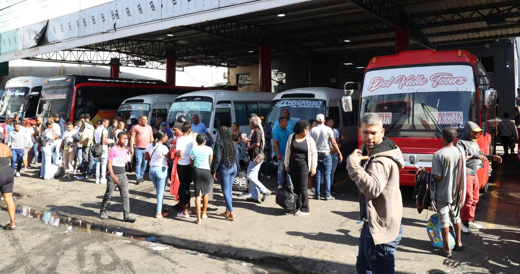 Se notó una afluencia significativa de personas  en las estaciones de autobuses.  JOSÉ DE LEÓN