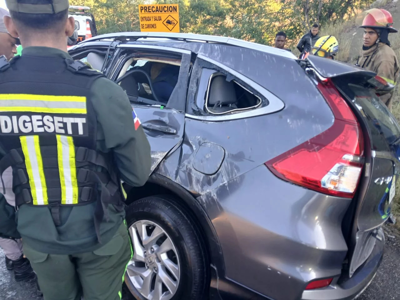 El informe destaca que entre los fallecidos se encuentran las cuatro personas que perdieron la vida esta mañana en un trágico accidente ocurrido en la carretera Sánchez, entre Azua y Baní. Fuente externa