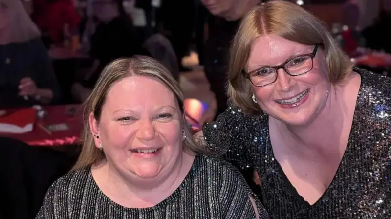 Laura Cooper (a la derecha) y Alison Law están entre las cientos de mujeres que integran el nuevo grupo de amigas.