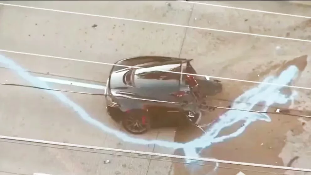 El impacto en Abrams Road destruyó el lujoso McLaren, partido en dos tras el accidente. (Captura de video Fox 4)