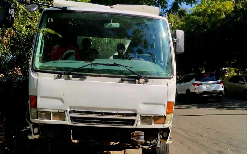 El camión transportaba a cinco haitianos indocumentados.