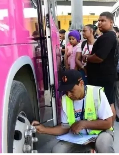 Un empleado del Intrant en el chequeo de neumáticos.