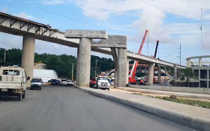 La obra ferroviaria es dotada de rieles y electricidad.