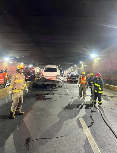 Brigadas de emergencias en plena labor por accidente.